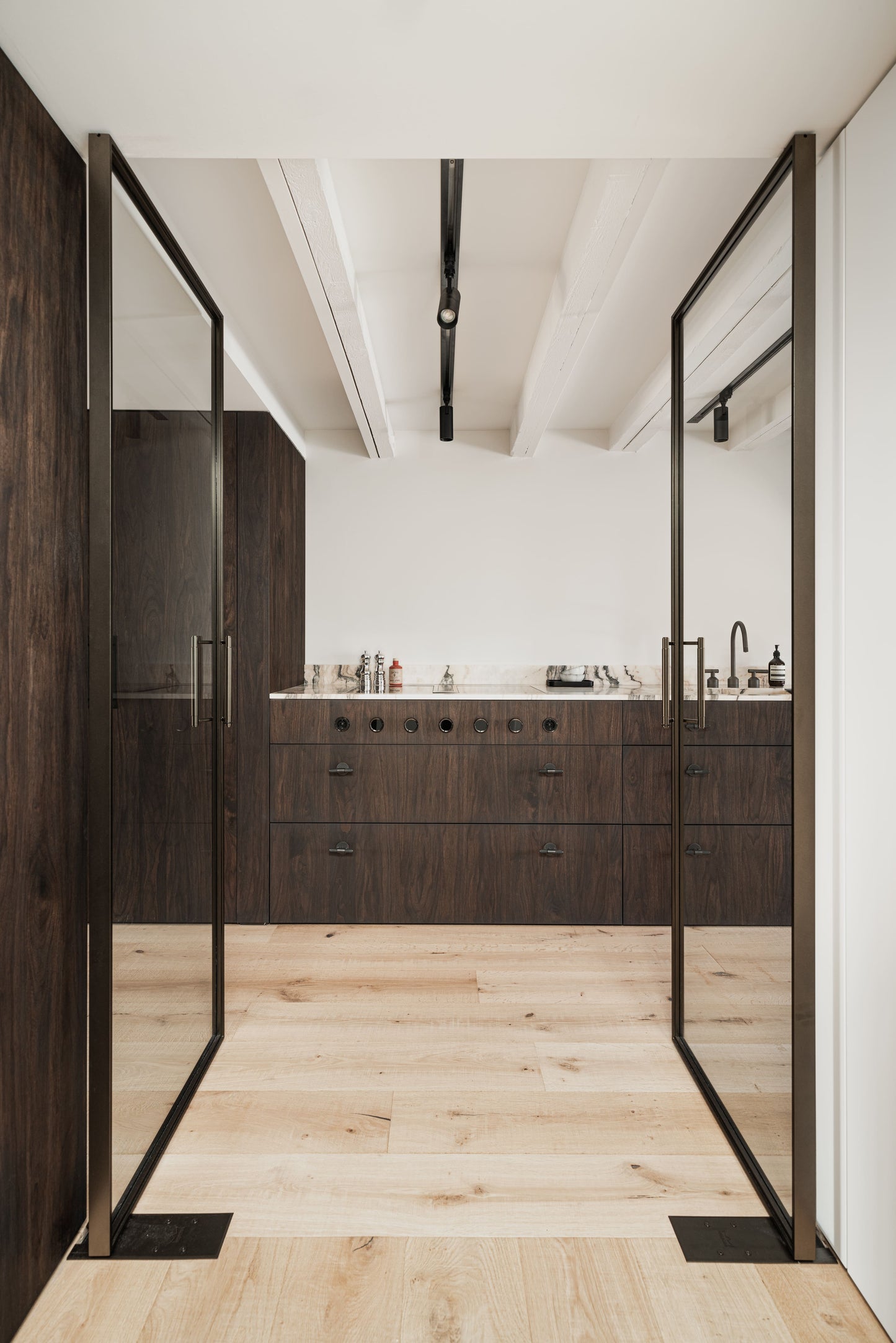 Luxe Interieurproject met Groene Verdi Alpi en Witte Estremoz Marmer