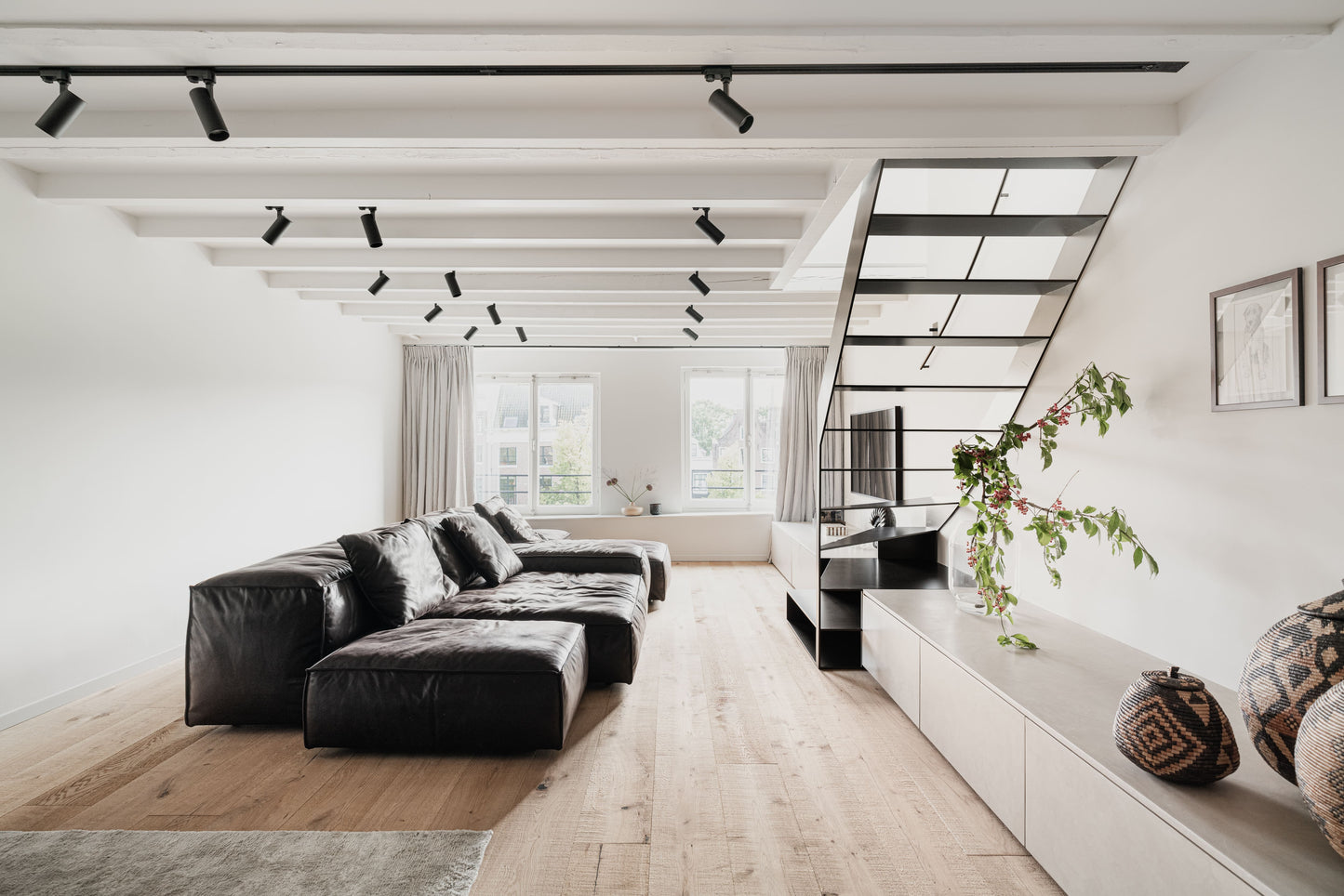 Luxe Interieurproject met Groene Verdi Alpi en Witte Estremoz Marmer