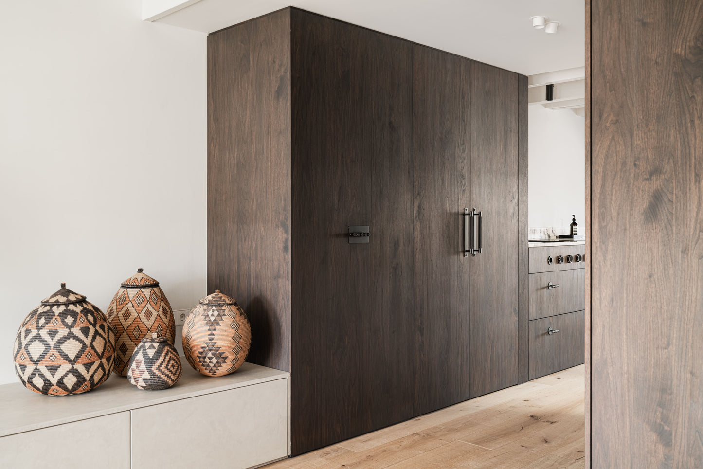 Luxe Interieurproject met Groene Verdi Alpi en Witte Estremoz Marmer