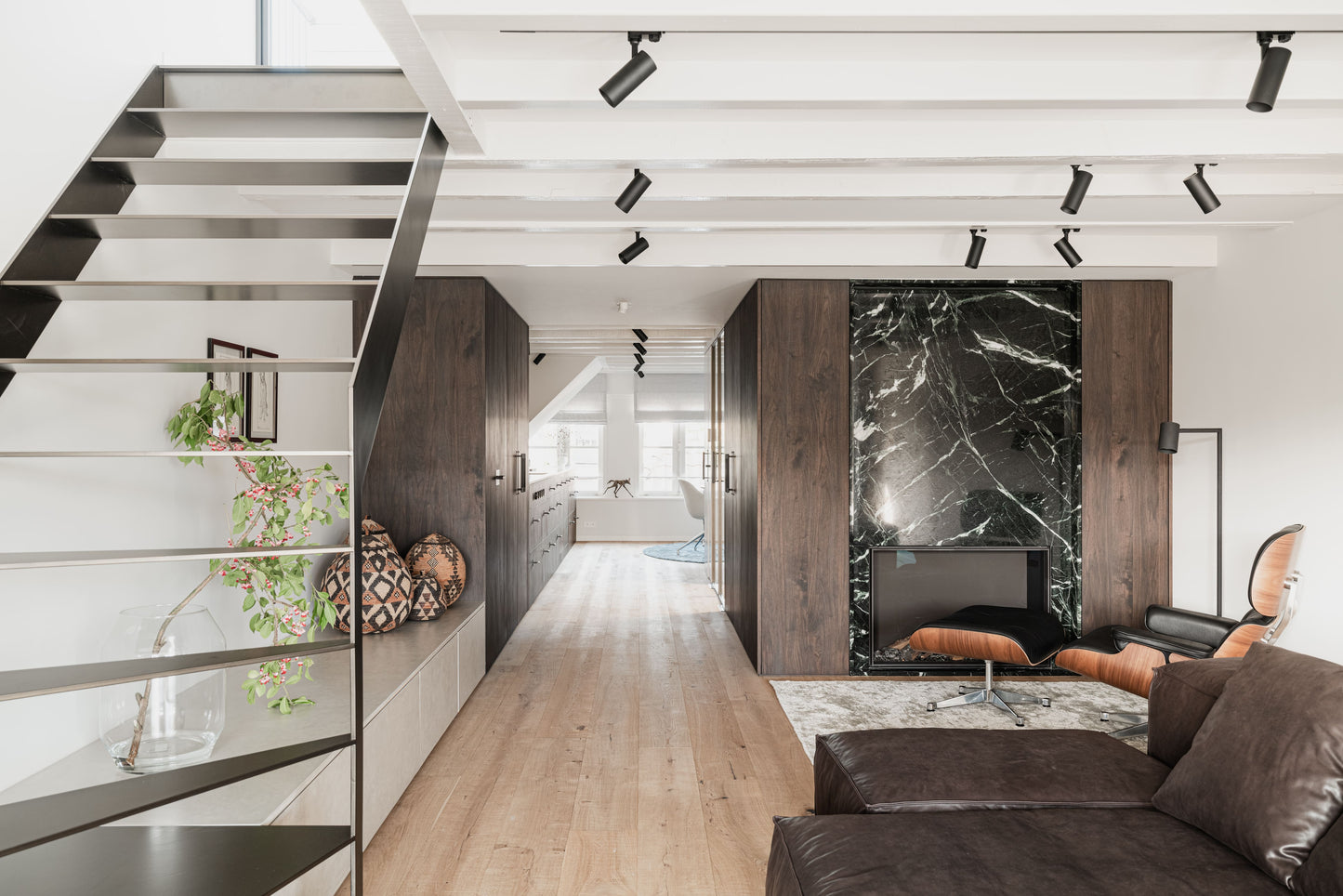 Luxe Interieurproject met Groene Verdi Alpi en Witte Estremoz Marmer