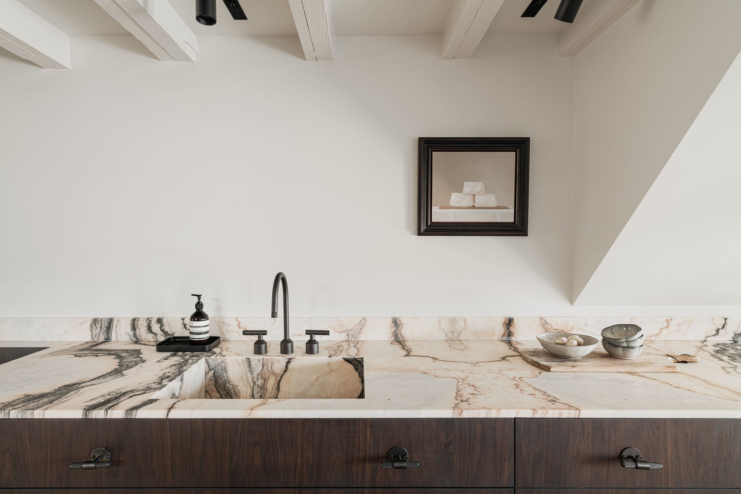 Luxe Interieurproject met Groene Verdi Alpi en Witte Estremoz Marmer