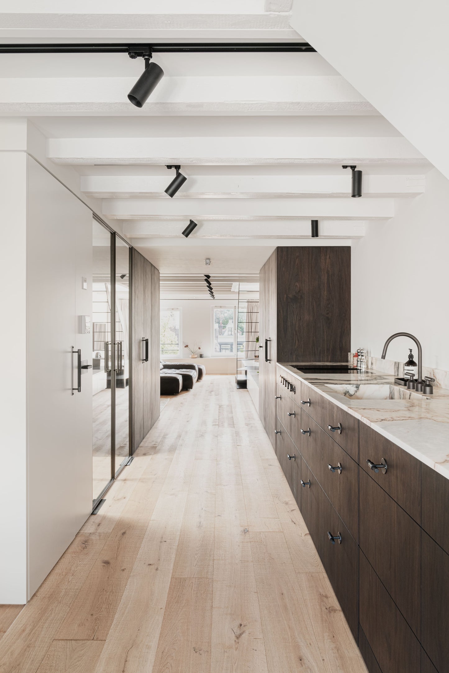 Luxe Interieurproject met Groene Verdi Alpi en Witte Estremoz Marmer