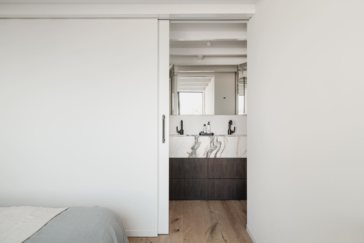 Luxe Interieurproject met Groene Verdi Alpi en Witte Estremoz Marmer