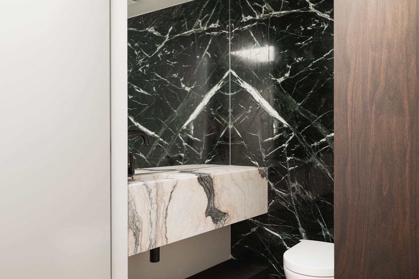 Luxe Interieurproject met Groene Verdi Alpi en Witte Estremoz Marmer
