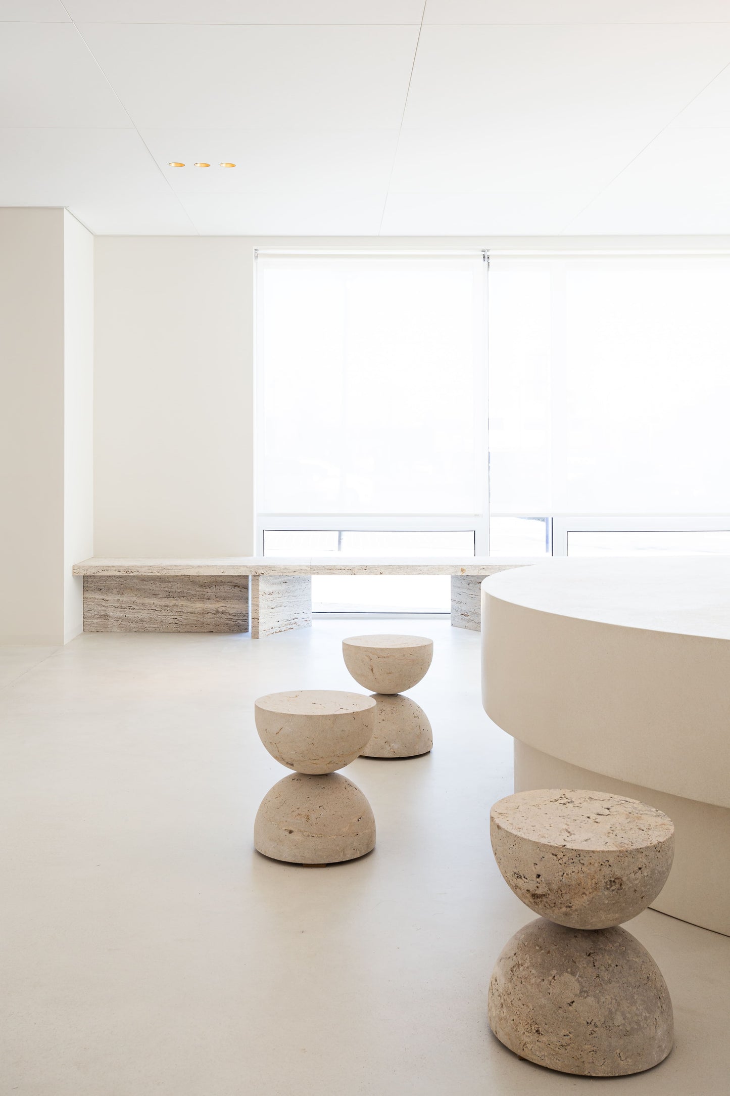 Modern en Rustgevend Interieur voor Tandartspraktijk met Natuurlijk Travertin