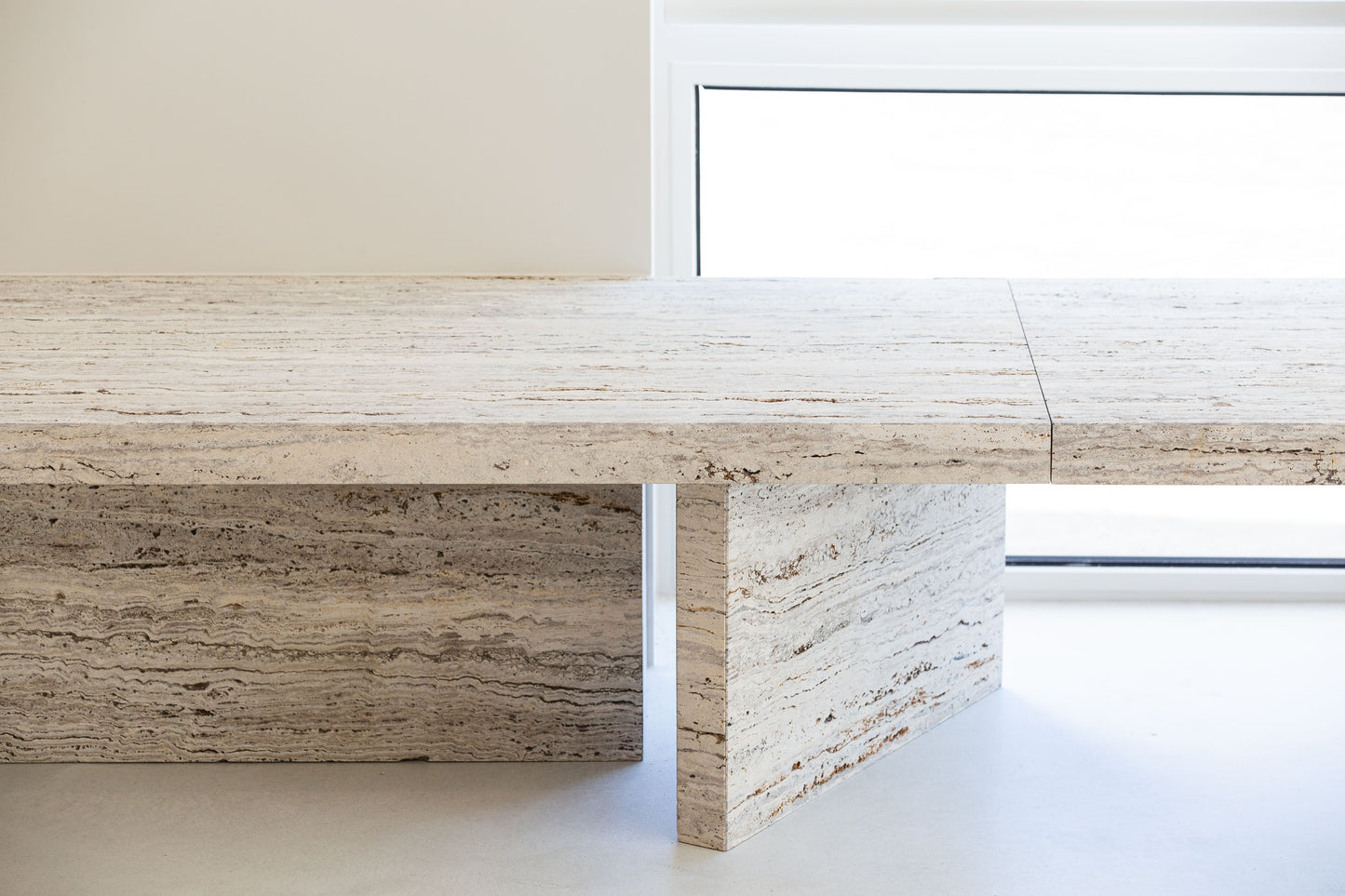 Modern en Rustgevend Interieur voor Tandartspraktijk met Natuurlijk Travertin