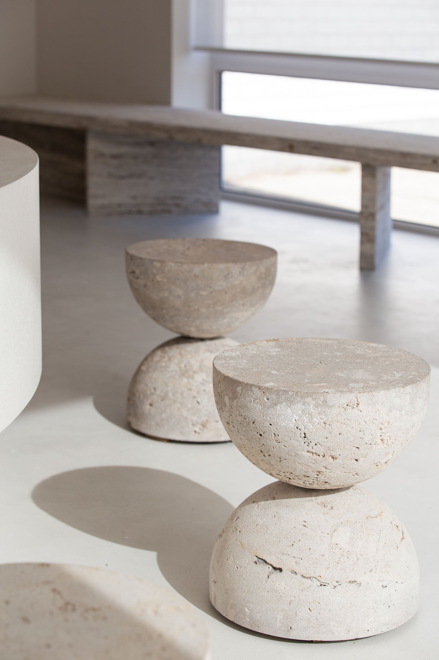 Modern en Rustgevend Interieur voor Tandartspraktijk met Natuurlijk Travertin