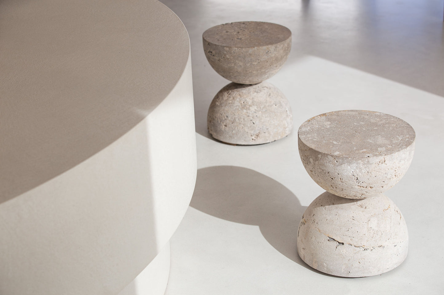 Modern en Rustgevend Interieur voor Tandartspraktijk met Natuurlijk Travertin