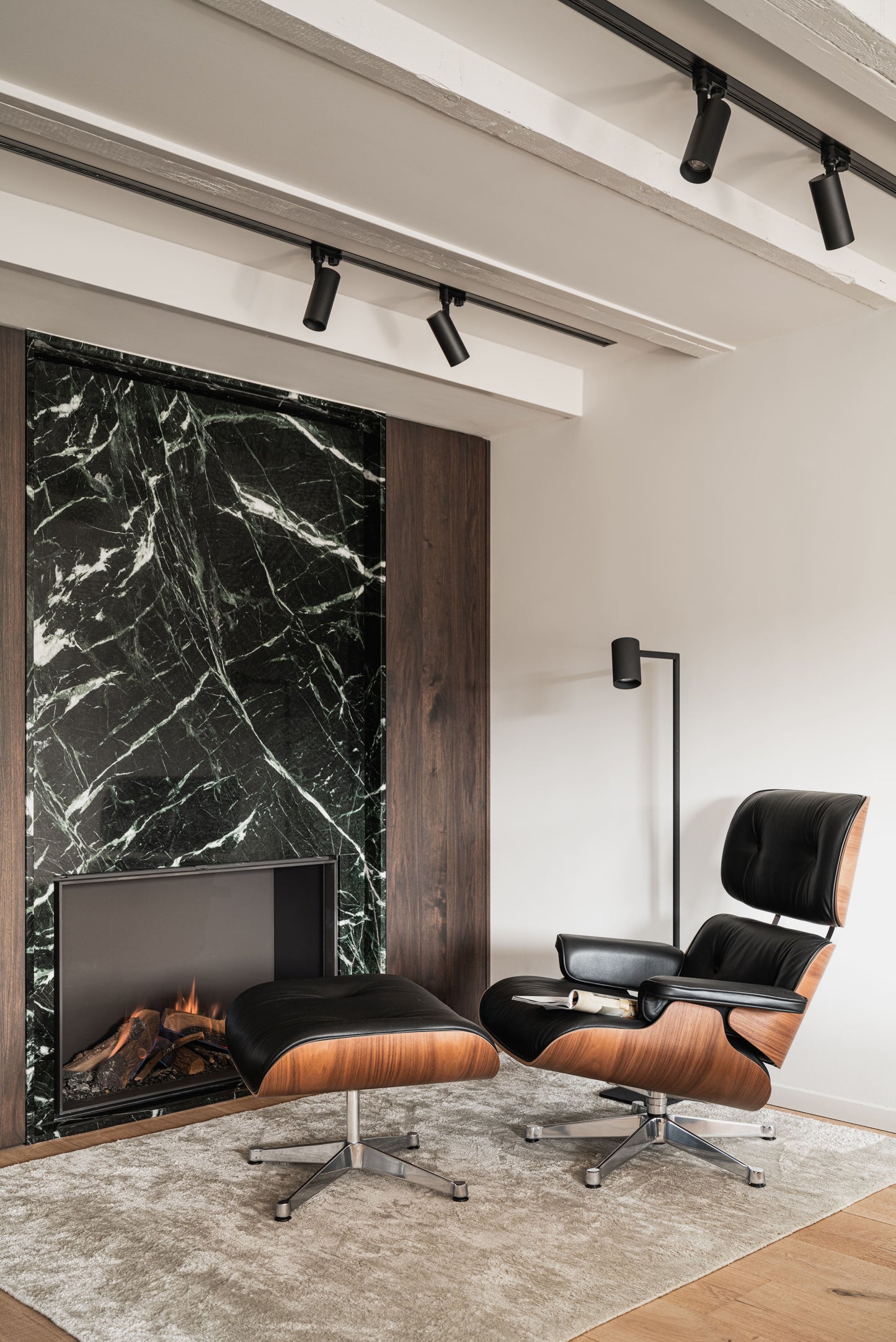 Luxe Interieurproject met Groene Verdi Alpi en Witte Estremoz Marmer