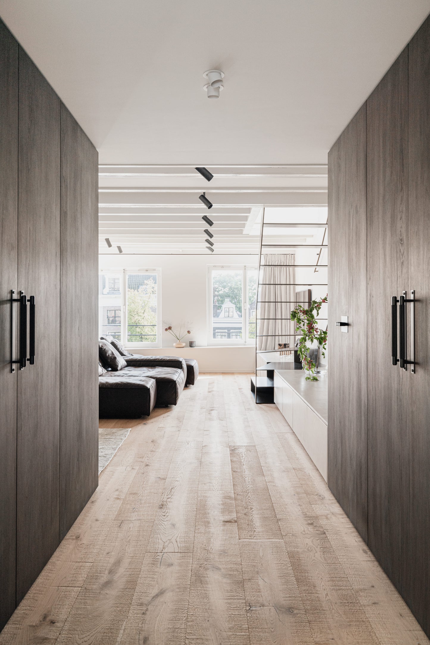 Luxe Interieurproject met Groene Verdi Alpi en Witte Estremoz Marmer