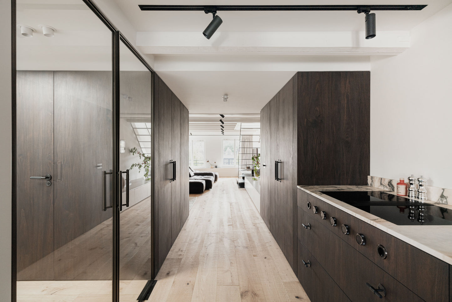 Luxe Interieurproject met Groene Verdi Alpi en Witte Estremoz Marmer