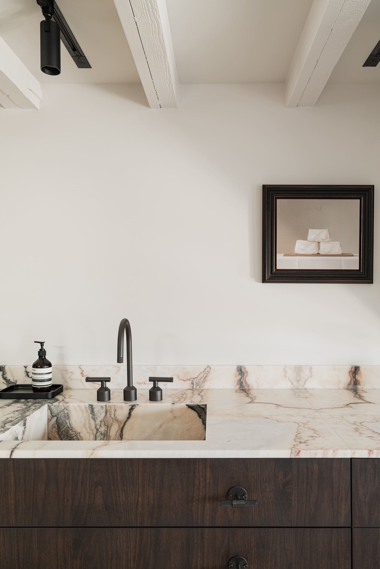 Luxe Interieurproject met Groene Verdi Alpi en Witte Estremoz Marmer