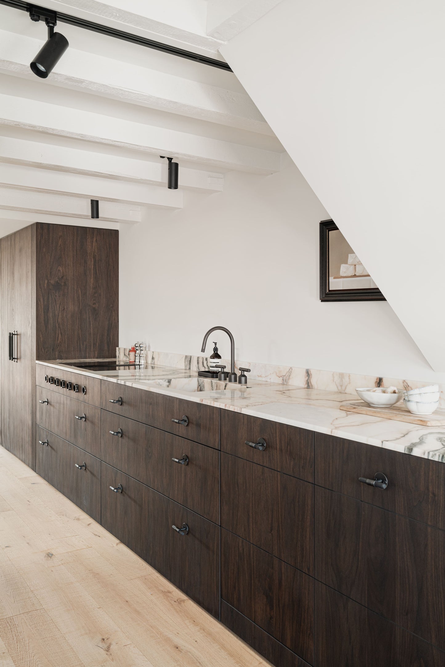 Luxe Interieurproject met Groene Verdi Alpi en Witte Estremoz Marmer