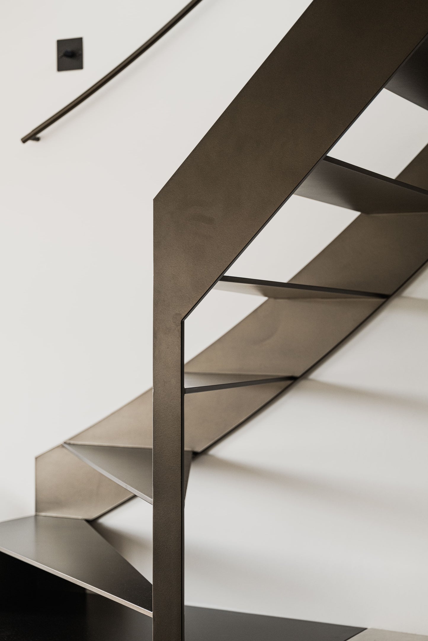 Luxe Interieurproject met Groene Verdi Alpi en Witte Estremoz Marmer