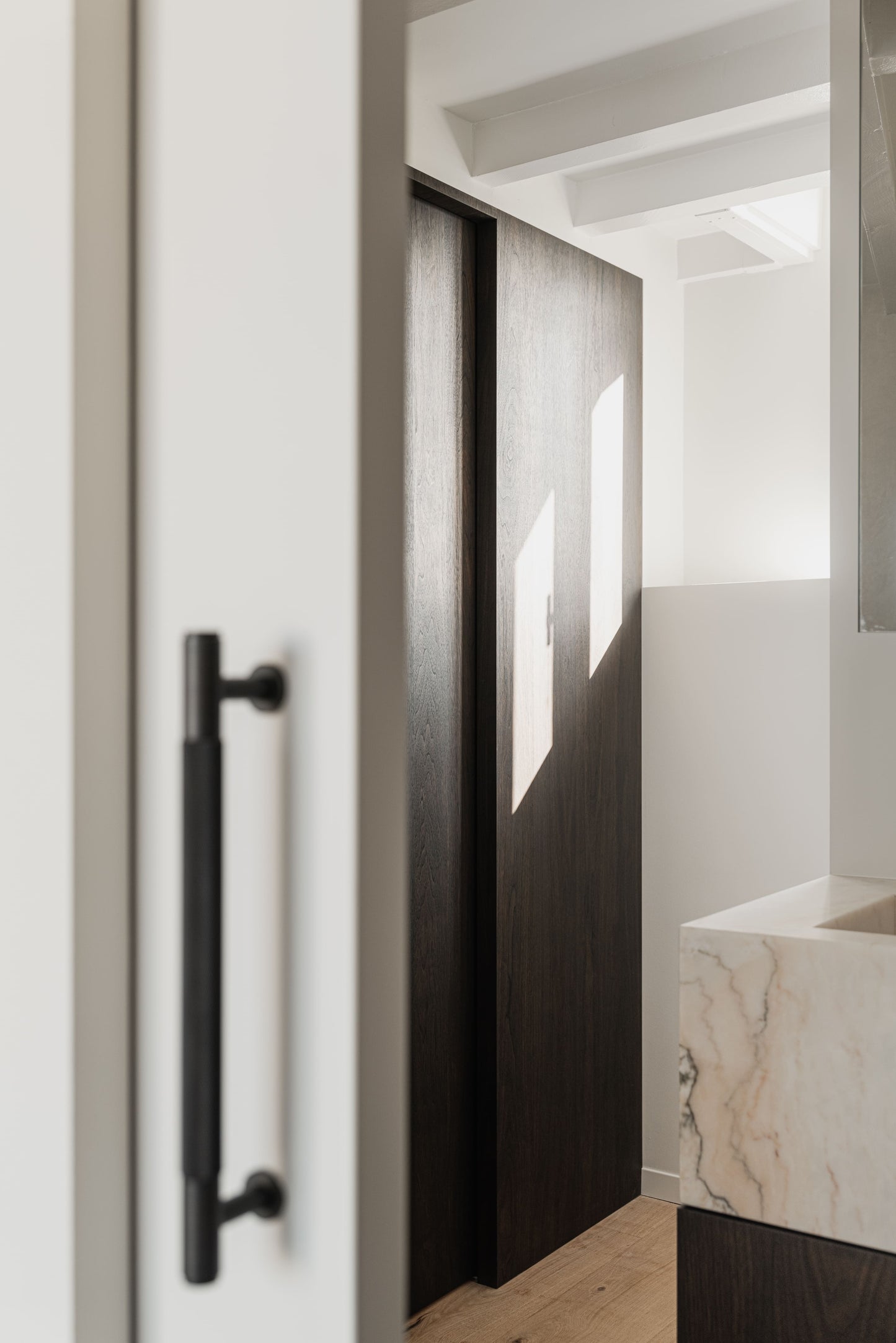Luxe Interieurproject met Groene Verdi Alpi en Witte Estremoz Marmer