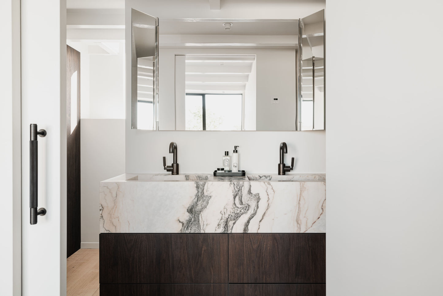 Luxe Interieurproject met Groene Verdi Alpi en Witte Estremoz Marmer