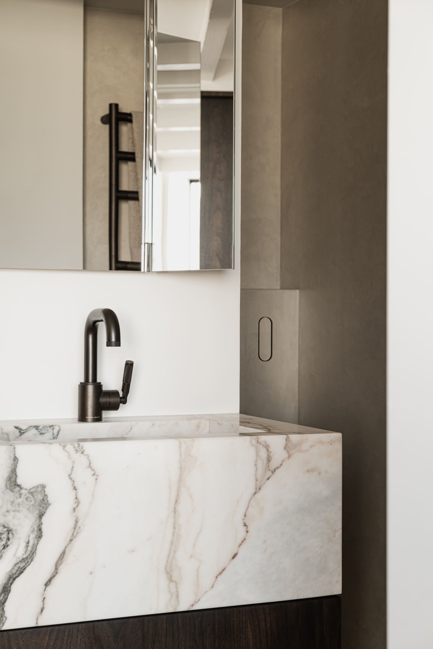 Luxe Interieurproject met Groene Verdi Alpi en Witte Estremoz Marmer