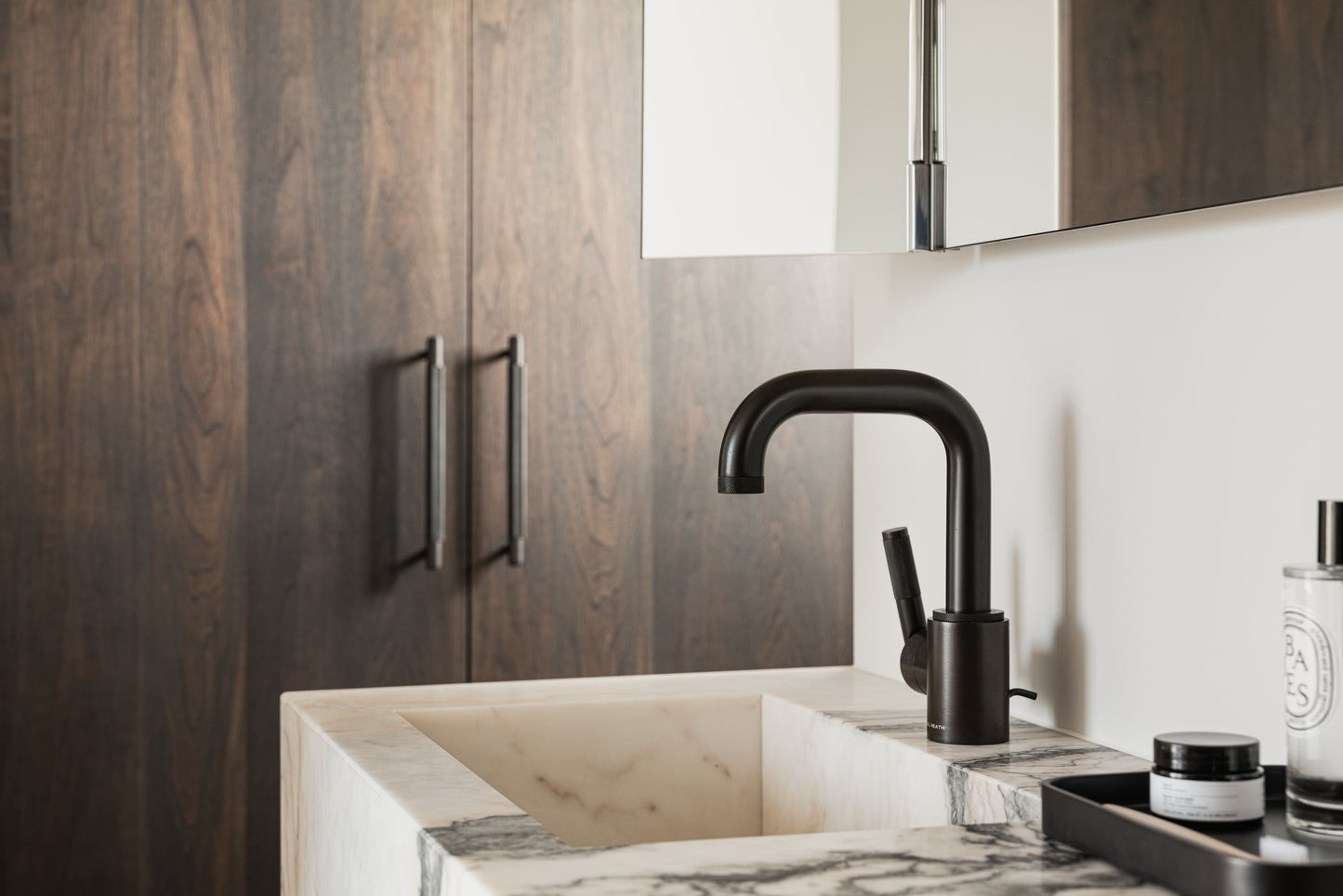 Luxe Interieurproject met Groene Verdi Alpi en Witte Estremoz Marmer