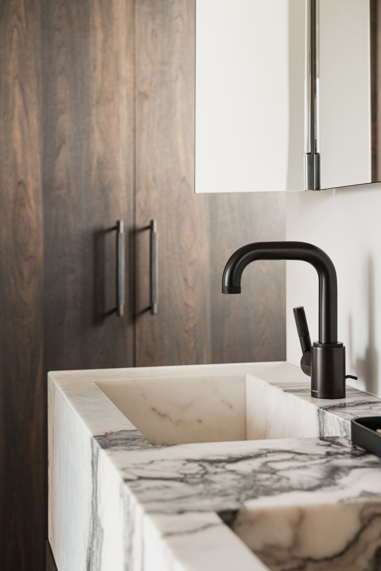 Luxe Interieurproject met Groene Verdi Alpi en Witte Estremoz Marmer