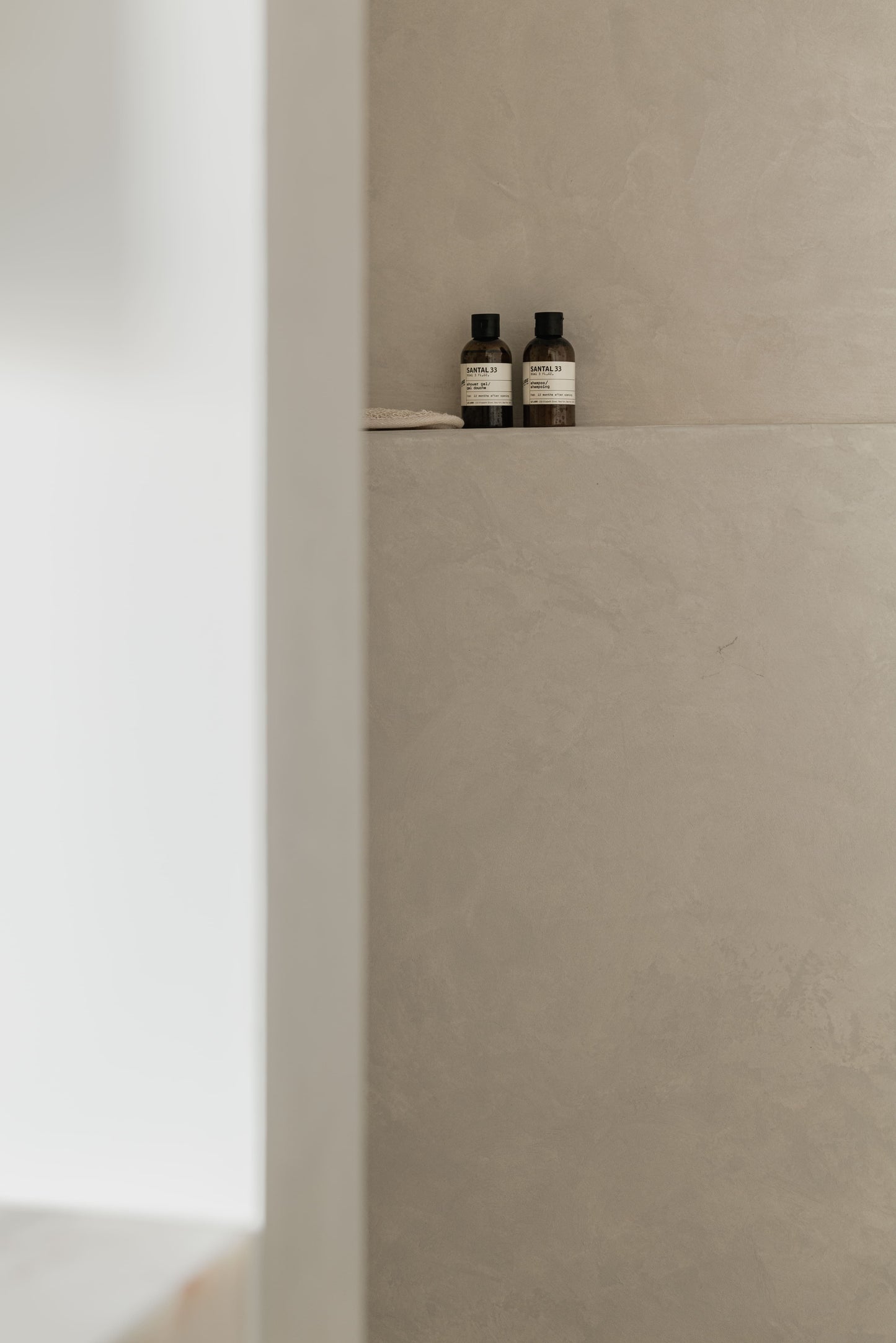 Luxe Interieurproject met Groene Verdi Alpi en Witte Estremoz Marmer