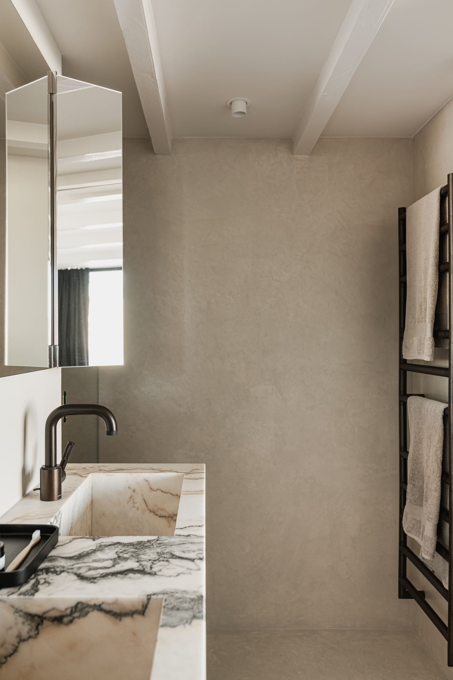 Luxe Interieurproject met Groene Verdi Alpi en Witte Estremoz Marmer