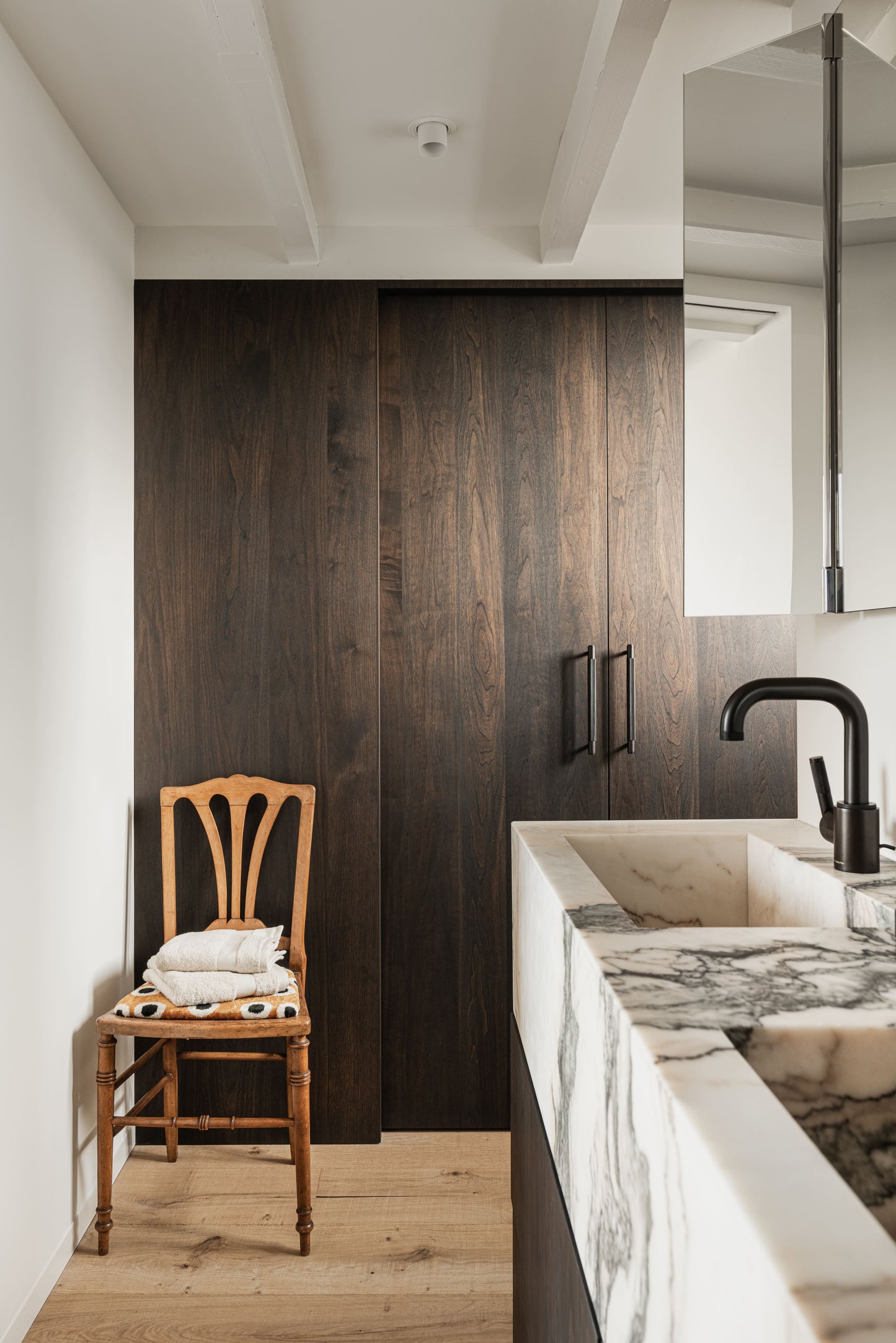 Luxe Interieurproject met Groene Verdi Alpi en Witte Estremoz Marmer