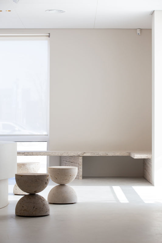 Modern en Rustgevend Interieur voor Tandartspraktijk met Natuurlijk Travertin