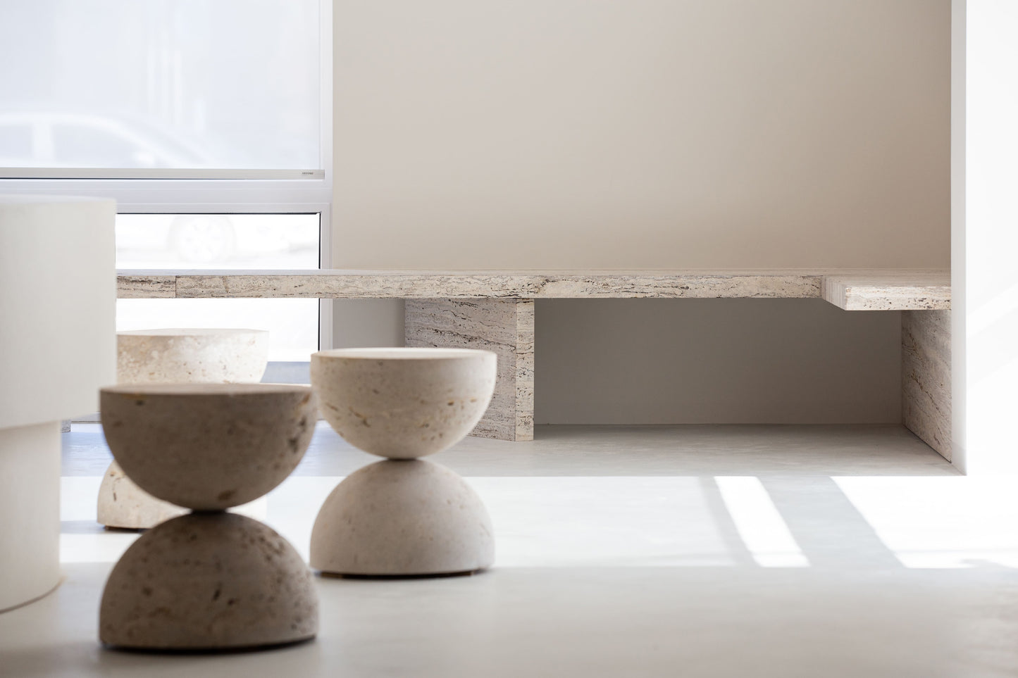 Modern en Rustgevend Interieur voor Tandartspraktijk met Natuurlijk Travertin