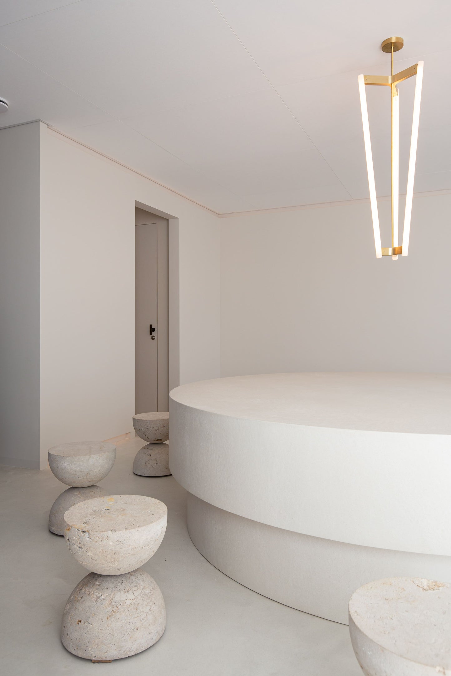Modern en Rustgevend Interieur voor Tandartspraktijk met Natuurlijk Travertin