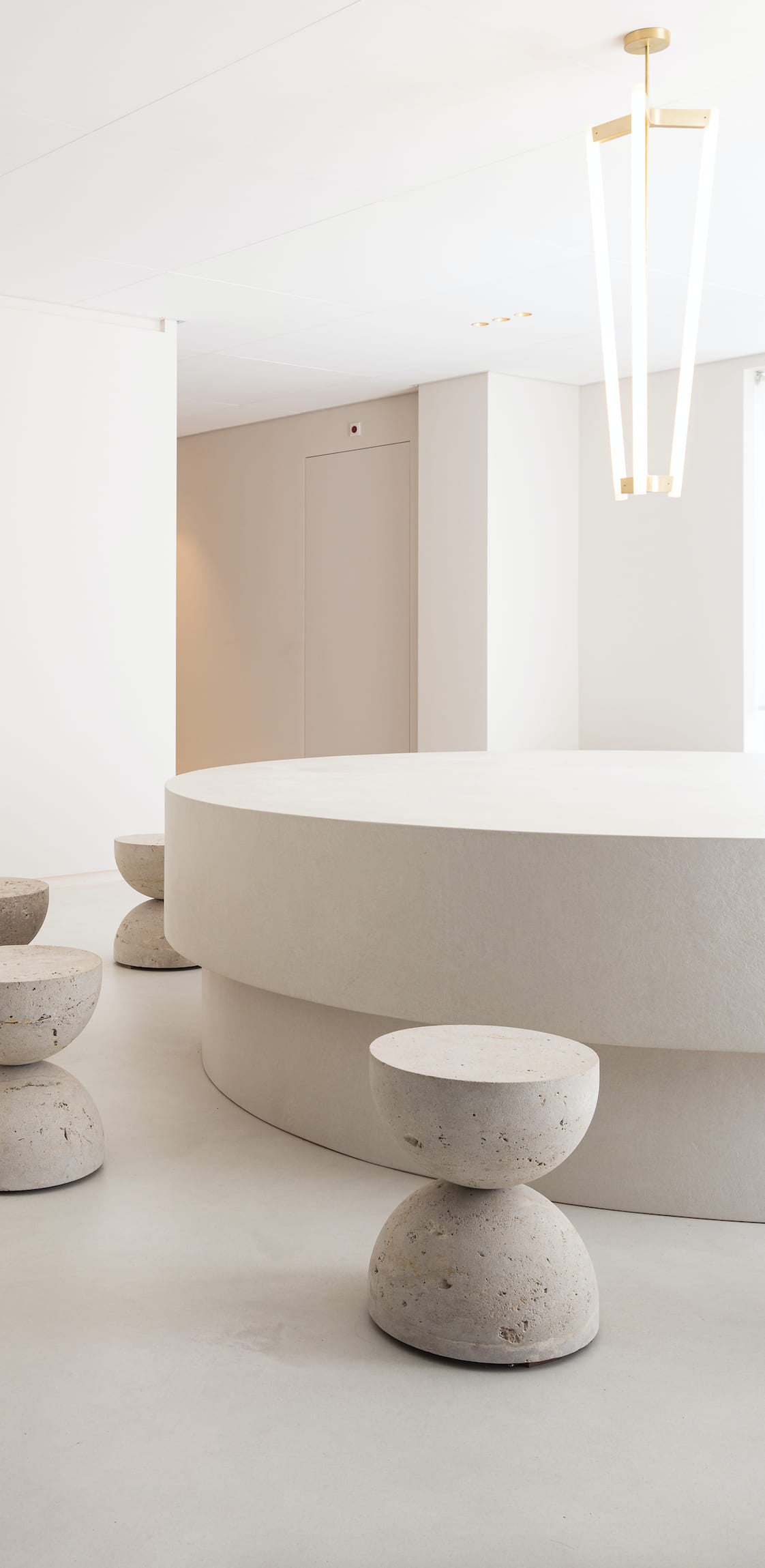 Modern en Rustgevend Interieur voor Tandartspraktijk met Natuurlijk Travertin